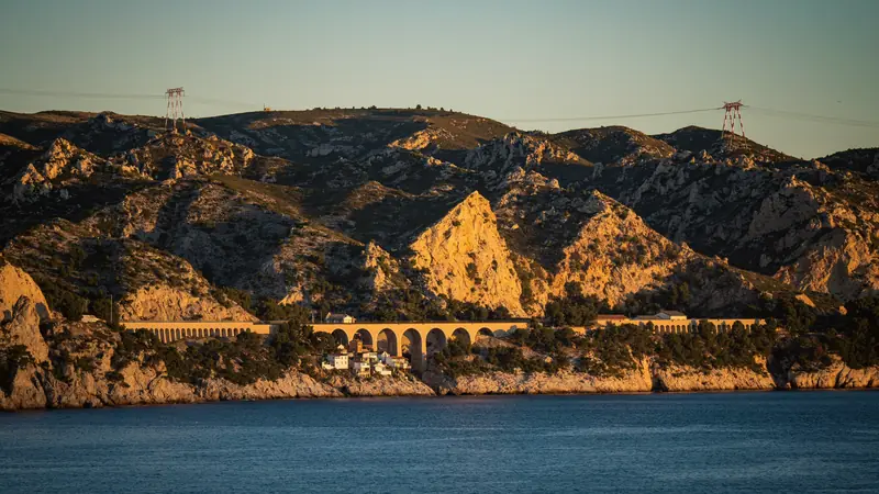 Viaduc ferroviaire de la Côte Bleue au pied des collines calcaires, au-dessus de la mer