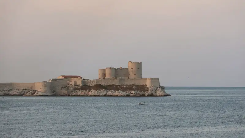 Forteresse du château d'If sur son îlot rocheux au milieu de la rade de Marseille