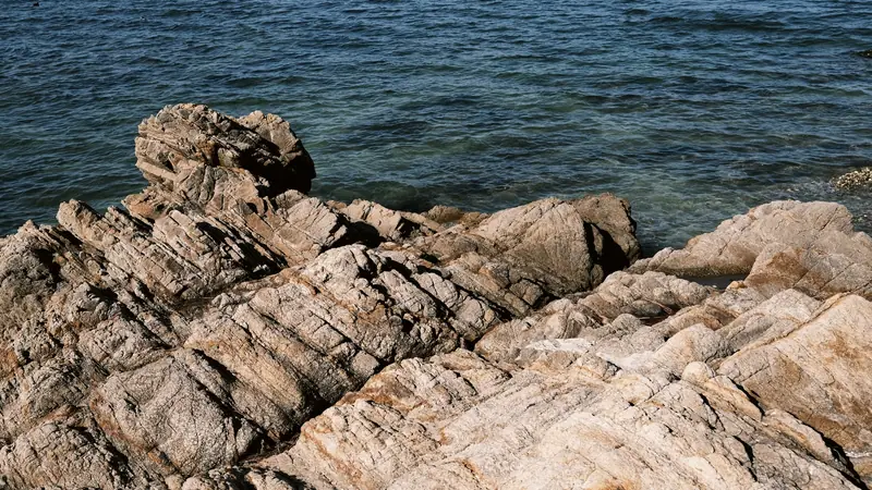 Rochers calcaires du littoral marseillais au bord d'une mer bleu profond