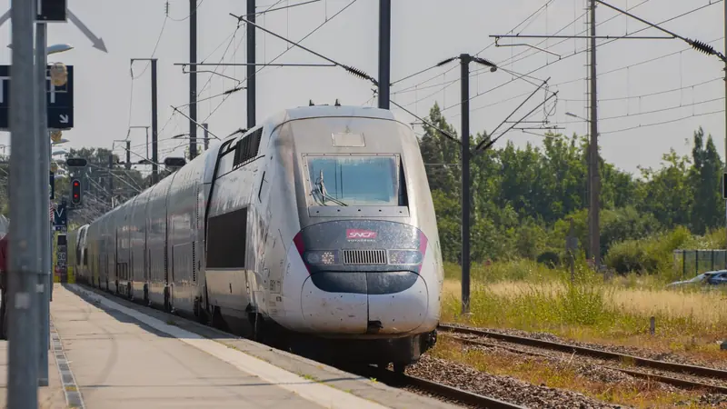 TGV duplex SNCF à l'arrêt le long d'un quai de gare par une journée ensoleillée