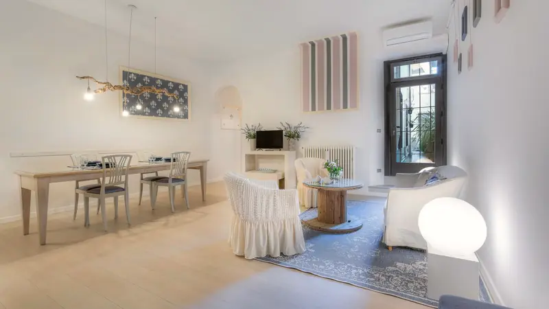 Salon et salle à manger lumineux d'un appartement meublé aux tons clairs