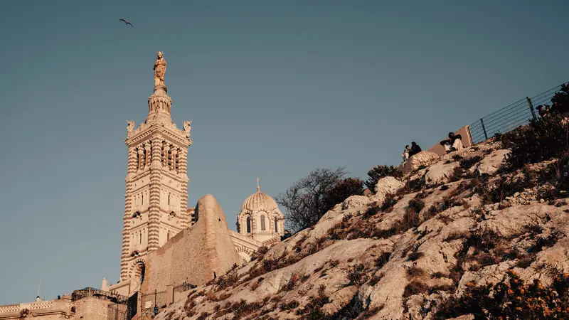 Basilique Notre-Dame de la Garde et sa statue dorée au sommet de sa colline rocheuse