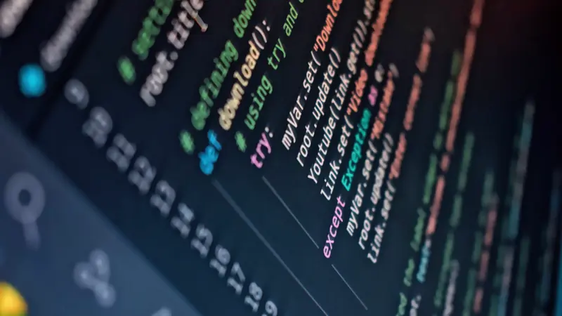 Gros plan oblique d'un écran affichant du code coloré dans un éditeur de programmation