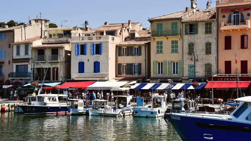 Port de Cassis avec ses façades colorées, ses terrasses et ses bateaux